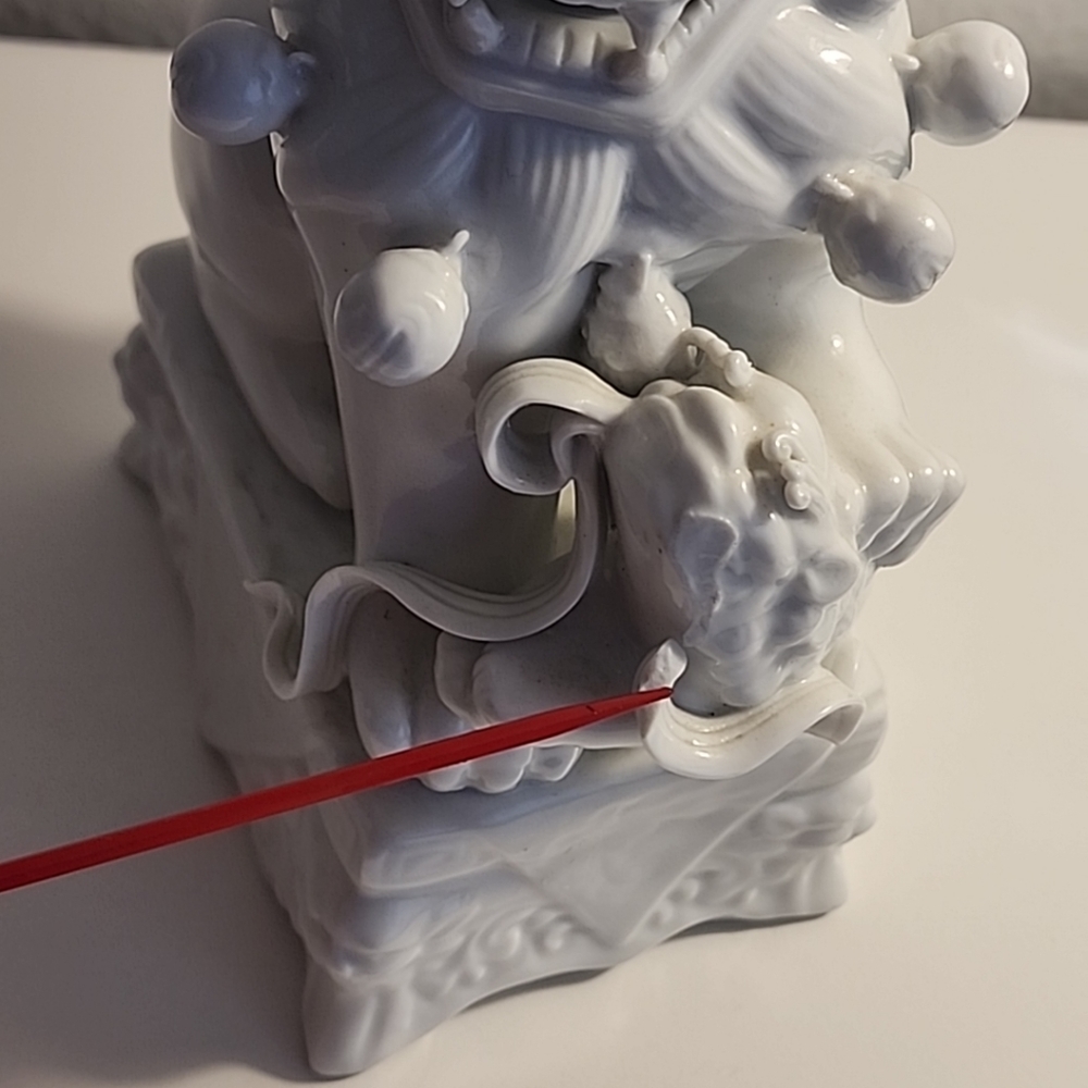 Medium Size Pair of Spectacular All White Vintage/Antique Foo Dogs. - Picture 6 of 15